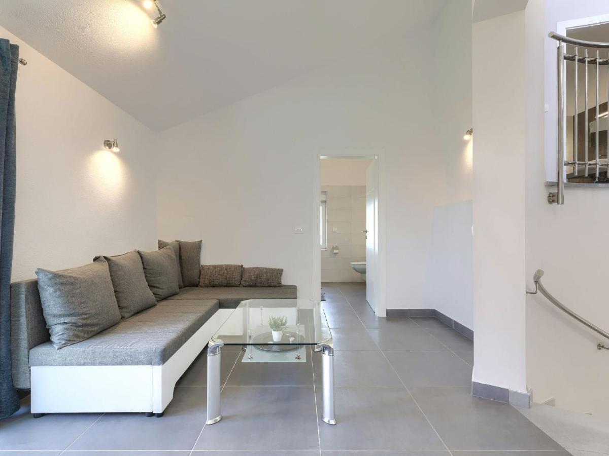 Holiday Home Villa Gocci Kmeti Esterno foto