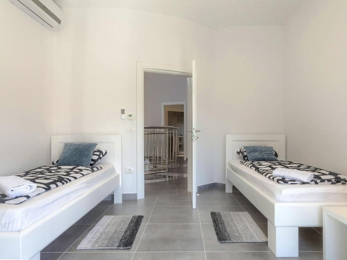 Holiday Home Villa Gocci Kmeti Esterno foto