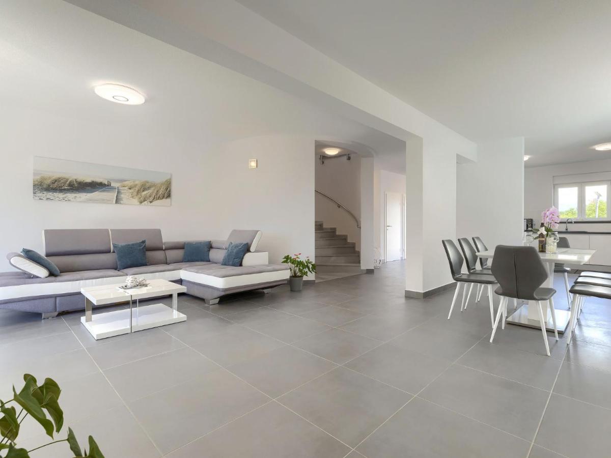 Holiday Home Villa Gocci Kmeti Esterno foto