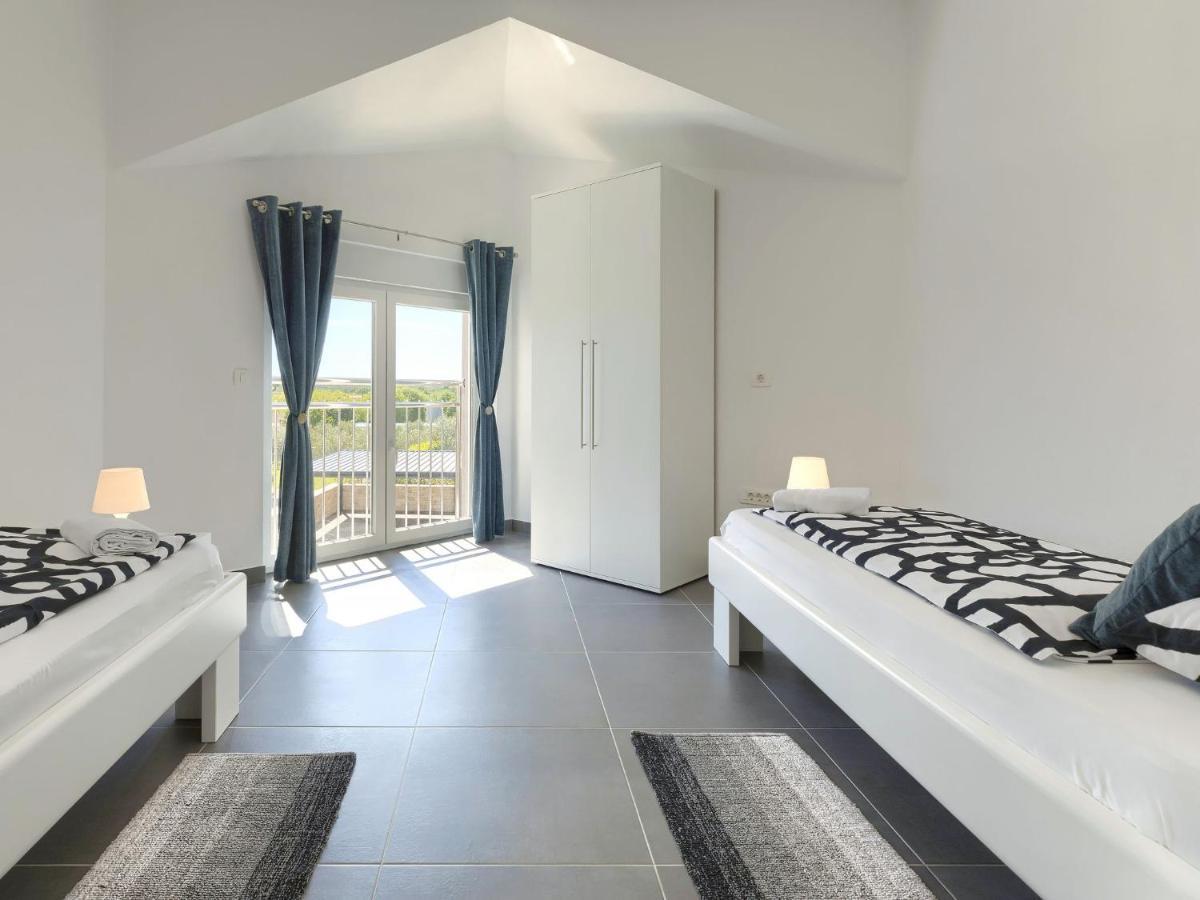 Holiday Home Villa Gocci Kmeti Esterno foto