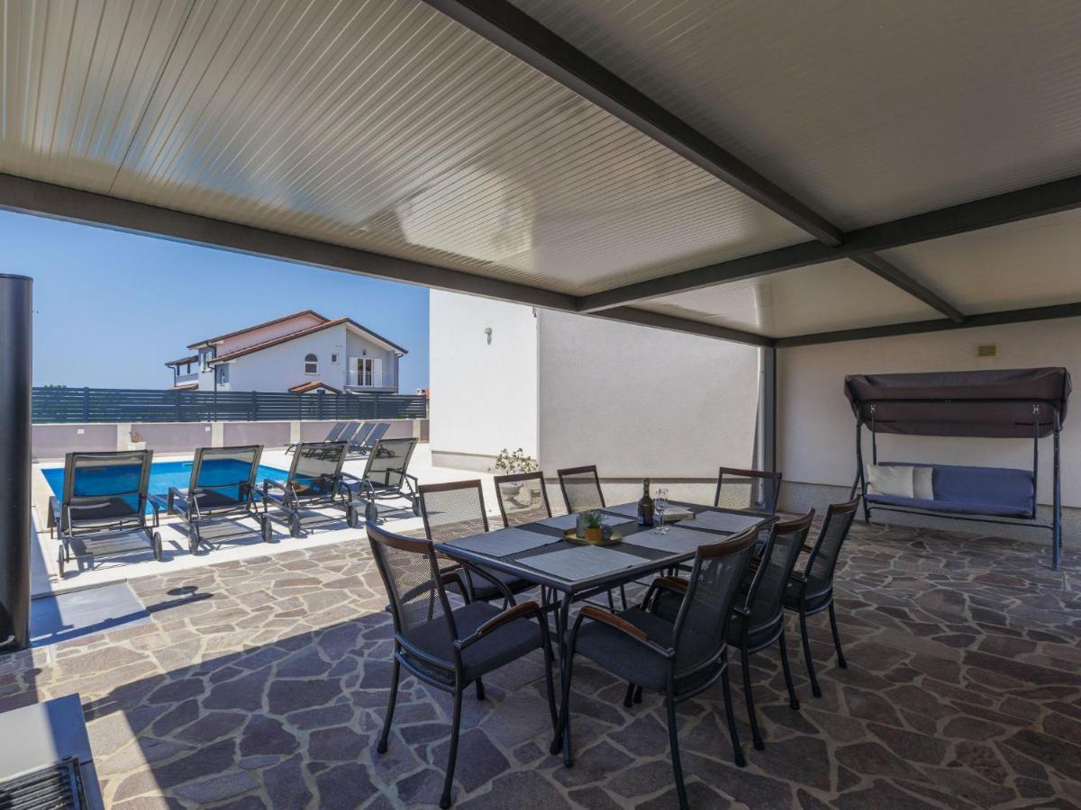 Holiday Home Villa Gocci Kmeti Esterno foto